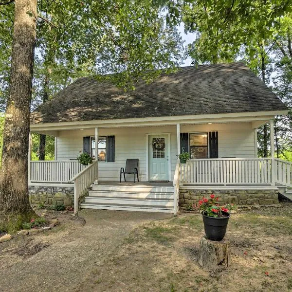 Peaceful Broken Bow Cottage w/ Fire Pit!, hotel sa Broken Bow