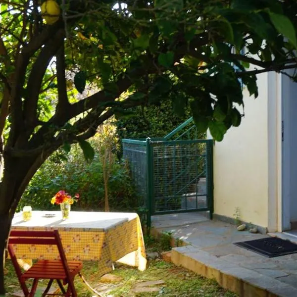 Cosy guest house with private yard, hotel Saronida városában