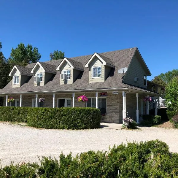 Adventure the Bruce Inn - Recently Renovated With Outdoor Hot Tub, hotel v destinaci Tobermory
