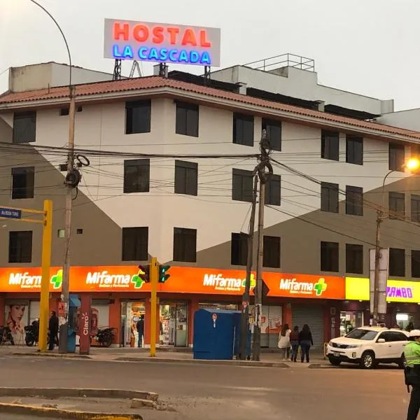 Hostal La Cascada, hotel u Limi