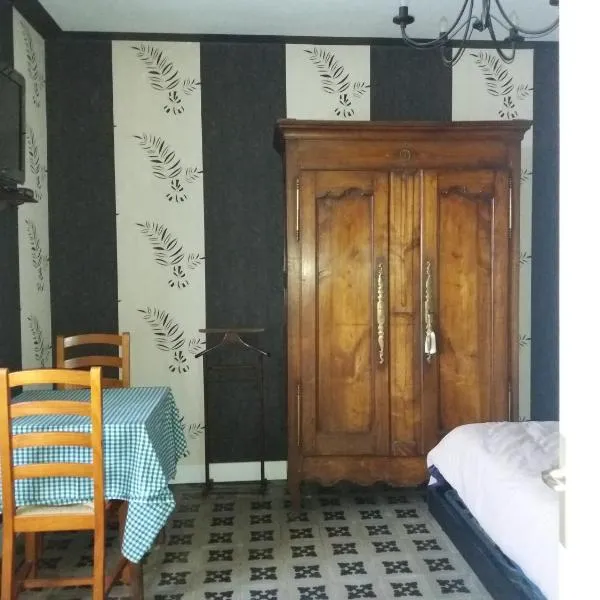 chambre meublée à louer, hotel in Pouzauges