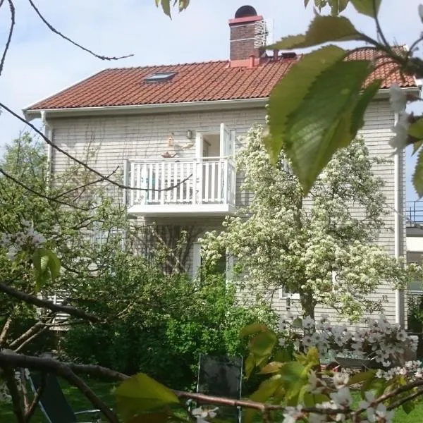 Ljust boende, egen ingång och trädgård i centrum, hótel í Varberg