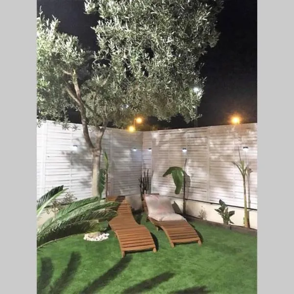 Chill out ground floor apartm +private garden+WIFI, hotel in Retamar