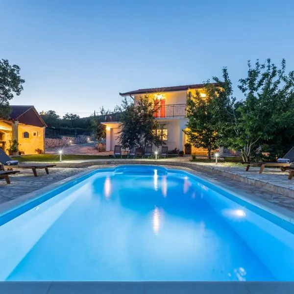 Villa Podrugovi Dvori with pool – hotel w mieście Koprivno