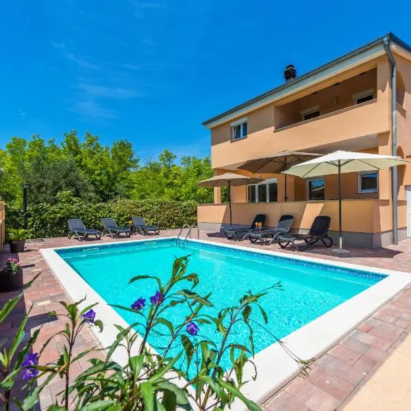 Nelly Apartments, hotel v Privlake