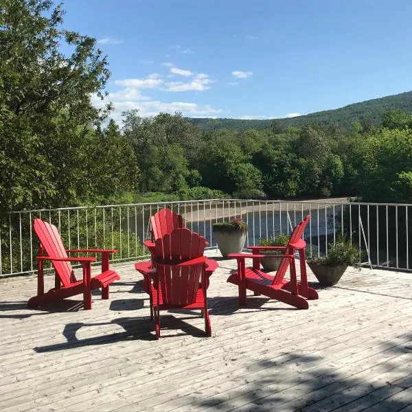 La CAMPAGNE au centre-ville de Baie-Saint-Paul UNIQUE, hotel in Baie-Saint-Paul