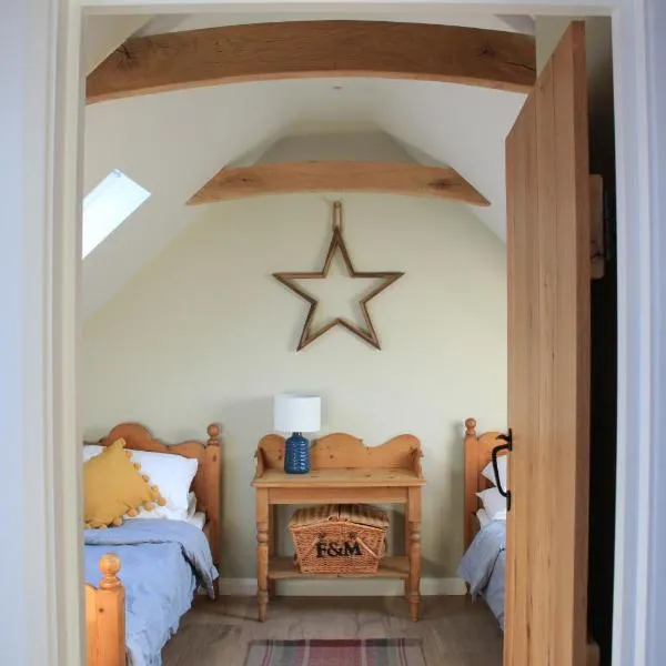 Charming and luxury retreats on our farm, hotel in Billingshurst