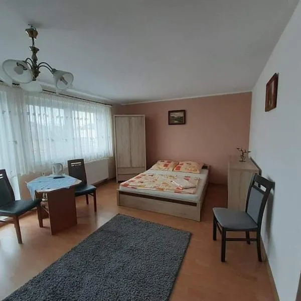 Pokoje Bursztynowa, hotel in Swarzewo