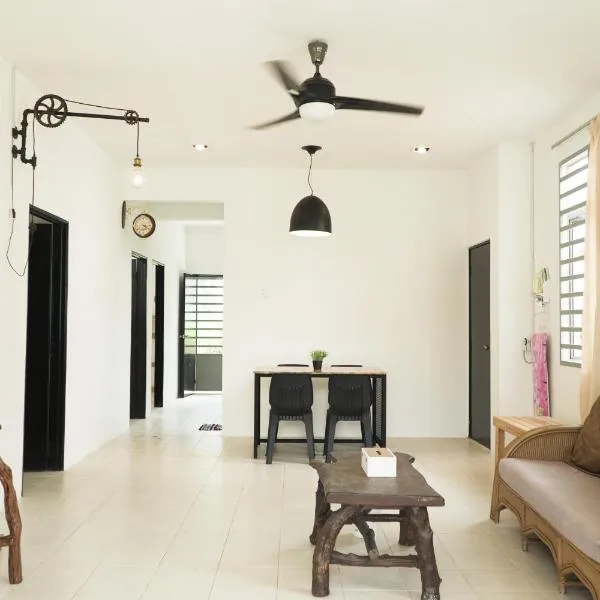 Cozy, Spacious, Air Cond UMP Gambang Homestay -- The Pigeon Guest House, hotel a Simpang Pulau Manis