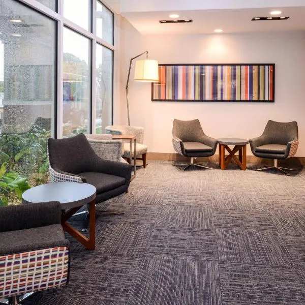 Holiday Inn Express & Suites - St. Petersburg - Madeira Beach by IHG, ξενοδοχείο σε St Petersburg