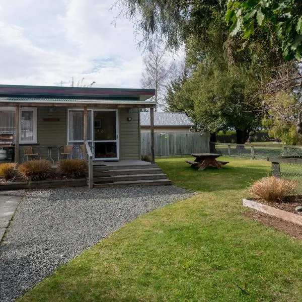 Accommodation Fiordland The Bach - One Bedroom Cottage at 226B Milford Road, hotel v destinaci Te Anau