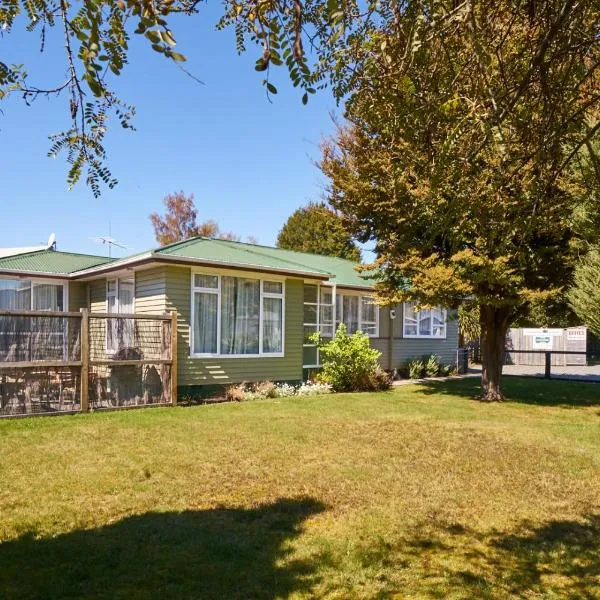 Accommodation Fiordland -The Three Bedroom House at 226A Milford Road، فندق في تي أناو