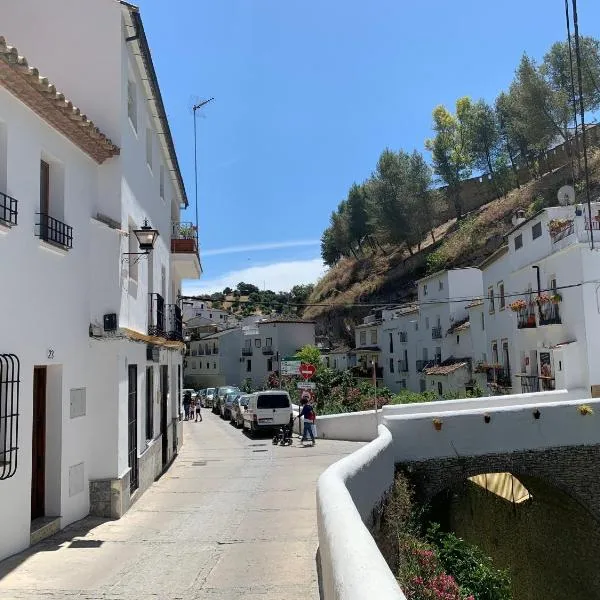 Casa Cueva El Puente, отель в городе Сетениль