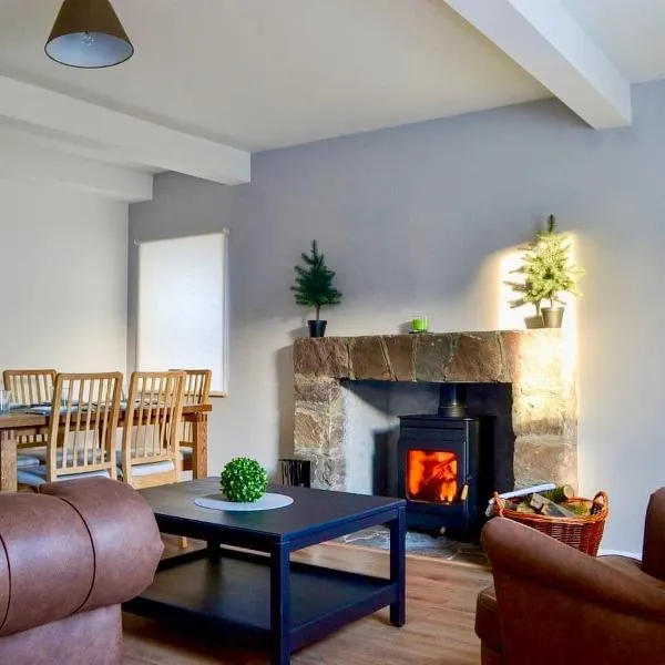 The Coolins cottage with wood burner, hotel in Strathcarron
