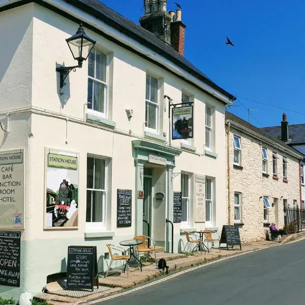 Station House, Dartmoor and Coast located, Village centre Hotel、South Brentのホテル