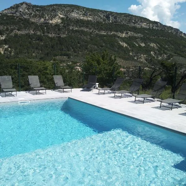Le Mas des Fontettes, gite 14 personnes, piscine chauffée, propriété 5ha, barbecue, hotel di Eyroles