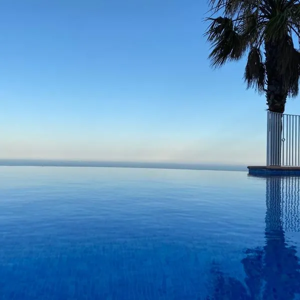Fantástico apartamento con vistas panorámicas al mar, хотел в Кумбре дел Сол