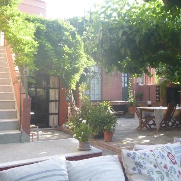 Small Guesthouse In The Garden, hotel u gradu Amarintos