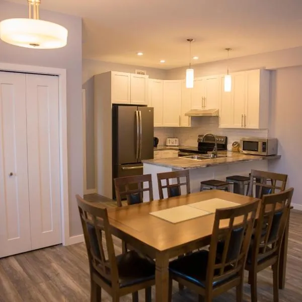 Downtown Whitehorse 4 bedrooms deluxe condo, hotel i MacRae