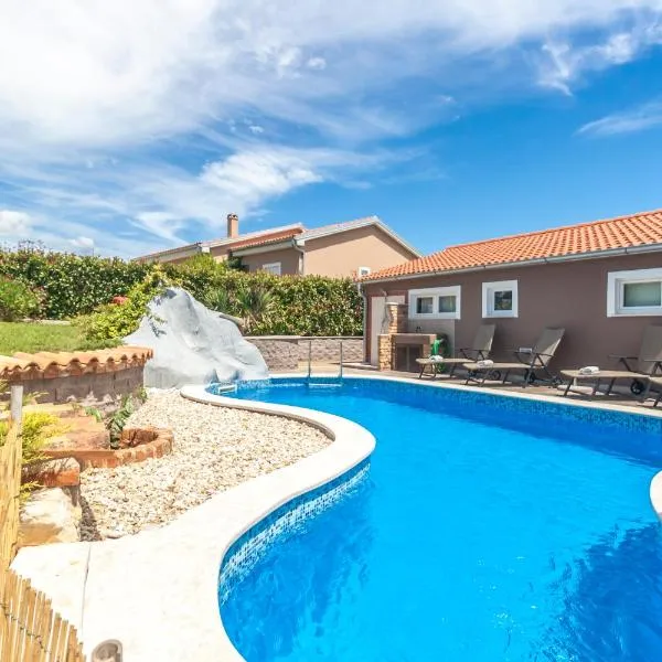 House Tomas with Pool near Pula, Istria, Ferienhaus Istrien, hotel v destinaci Marčana