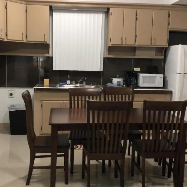 BEAUTIFUL 3 BEDROOM PRIVATE UNIT, FREE PARKING, FREE WIFI, hôtel à Sinajana