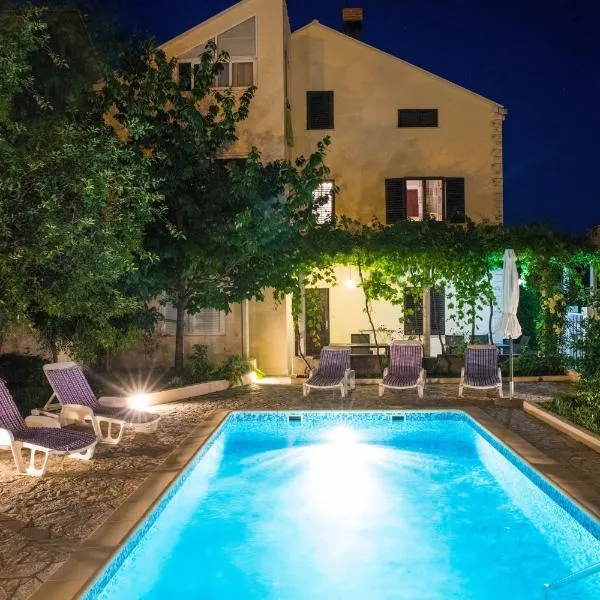 Apartments Villa Roza, hótel í Mokošica