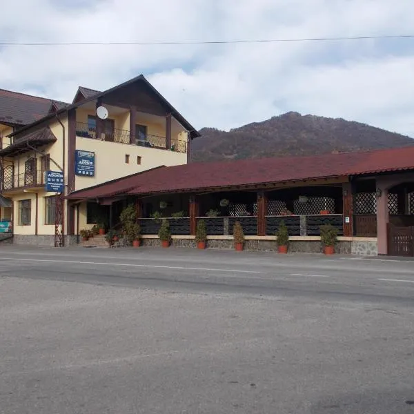 Adonis, hotel di Arefu