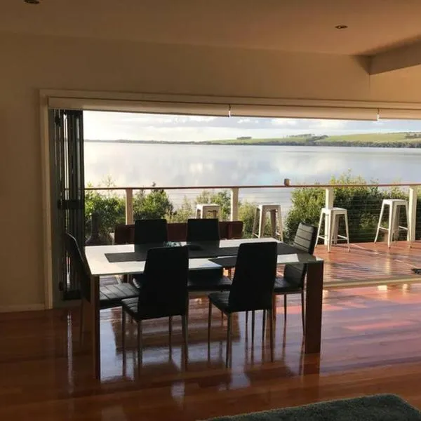 Amazing Ansons Bay Absolute Waterfront Beach House, hotel di Ansons Bay