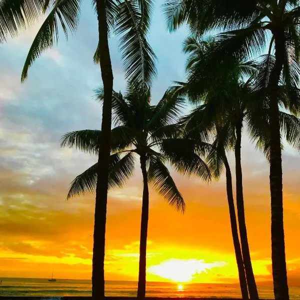 WAIKIKI 2 BEDROOMS, 1 BATH, FREE PARKING, SLEEP 6、ホノルルのホテル