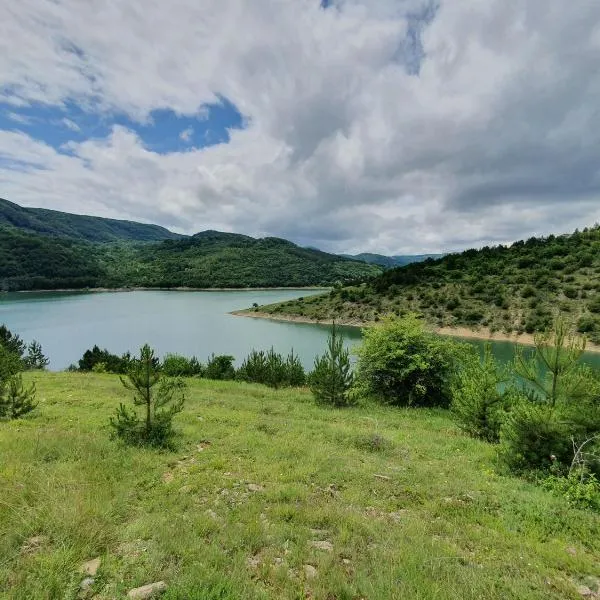 Gostuša에 위치한 호텔 Zavojsko jezero Pirot - smestaj Manic