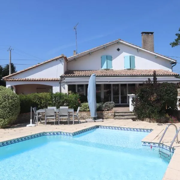 "Les Peyres", hotel em Lamothe-Landerron