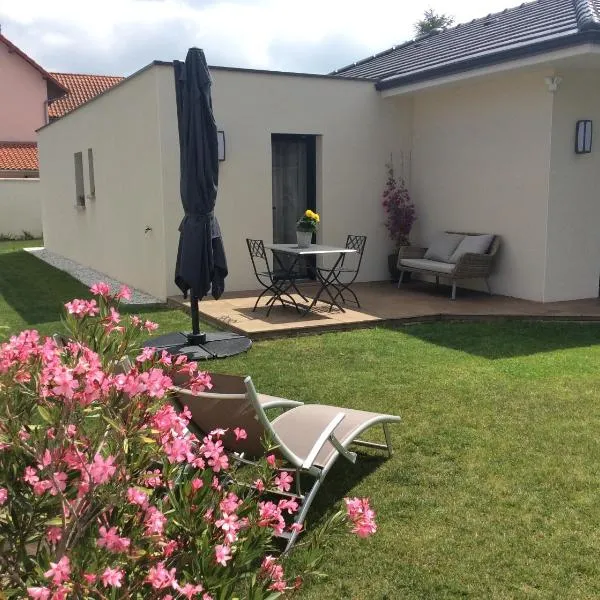 Du Côté de Chez Paule, chambre avec entrée indépendante et salle d'eau privative, hotel en Séméac