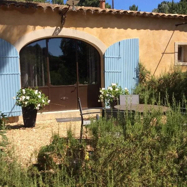 Le Bois De La Cour, hotell sihtkohas Roussillon