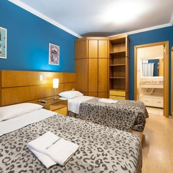 GRAMADO SOLAR REAL - 2 APTS de 2 quartos no mesmo prédio, cada um comporta até 7 pessoas - IDEAL PARA GRUPOS - central - IDEAL PARA ANDAR A PÉ, nesta plataforma desde janeiro de 2016, oferecemos CREDIBILIDADE - seu PET é bem-vindo - GARAGEM COBERTA - Foto 2