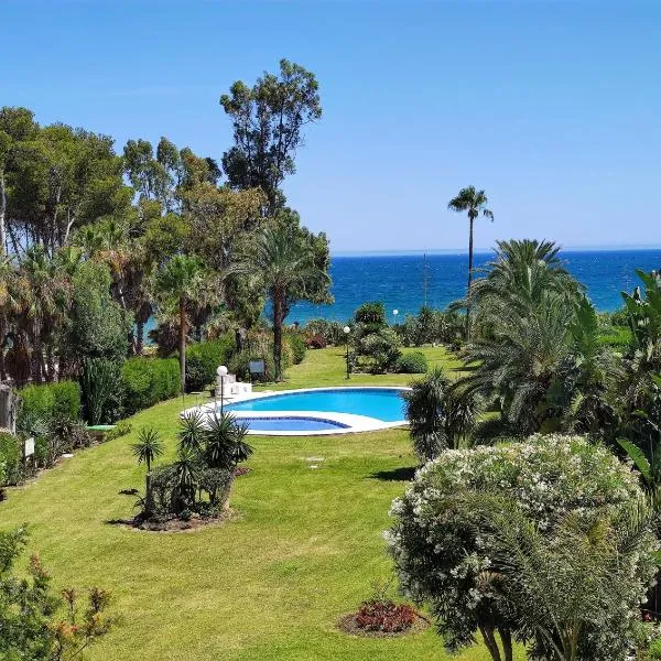 Spacious Beachfront Town House in Estepona with Fully Equipped Kitchen, Pools, Garden, Sea View, hotel in Estepona
