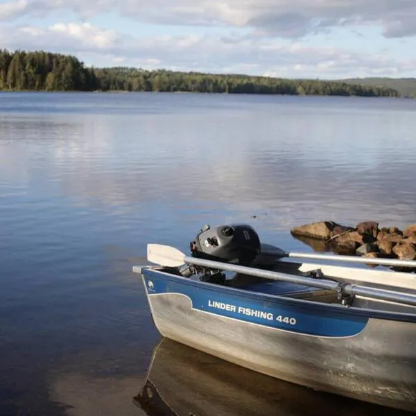 Sjönära stuga med båt och bastu, hotell i Korsberga