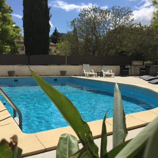 Logis Auberge De Tavel, hotel en Saint-Laurent-des-Arbres