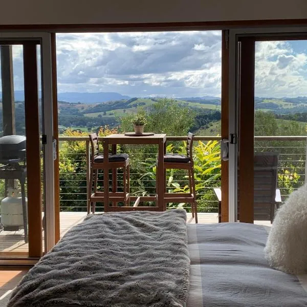 Callemondah Studio with stunning views, in Bangalow and Byron Hinterland, hotel v destinaci Bangalow