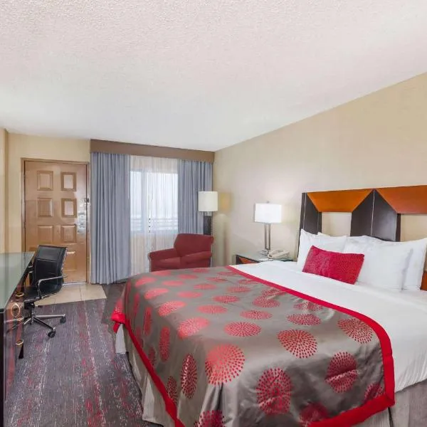 Ramada by Wyndham San Diego National City, hotel di National City