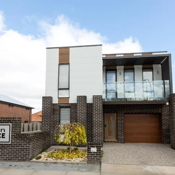 TWO TEN Sleeps 10! Luxury CBD Accommodation, hotel in Wagga Wagga