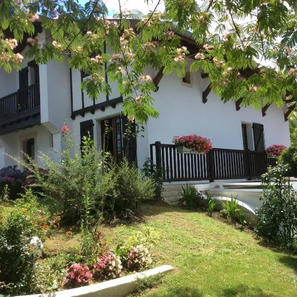 Gite AGUR, hotel en Villefranque