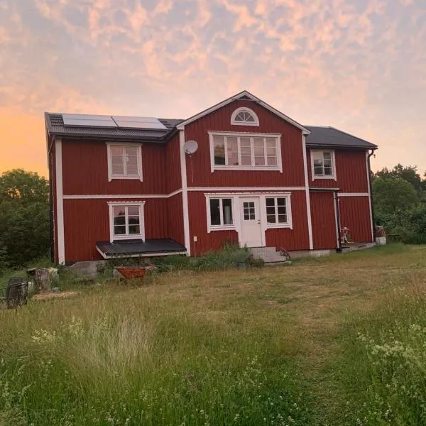 Charming house on large property on Vato, hotel en Norrsjön