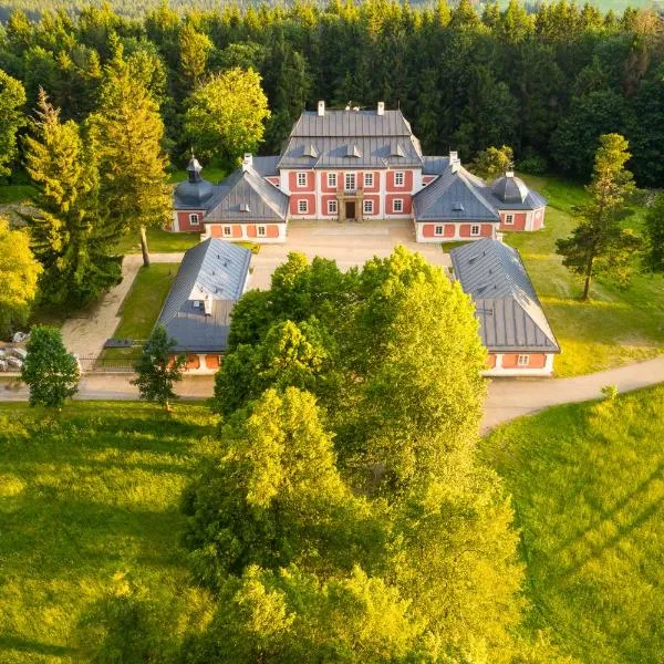 Lovecký zámek Karlštejn, hotell i Svratouch