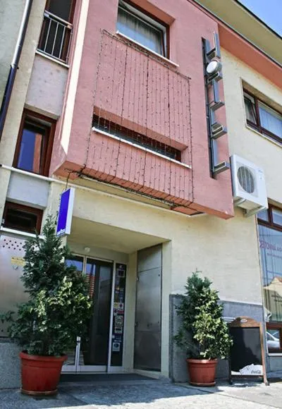 Hotel Maxim, готель у місті Светі-Юр