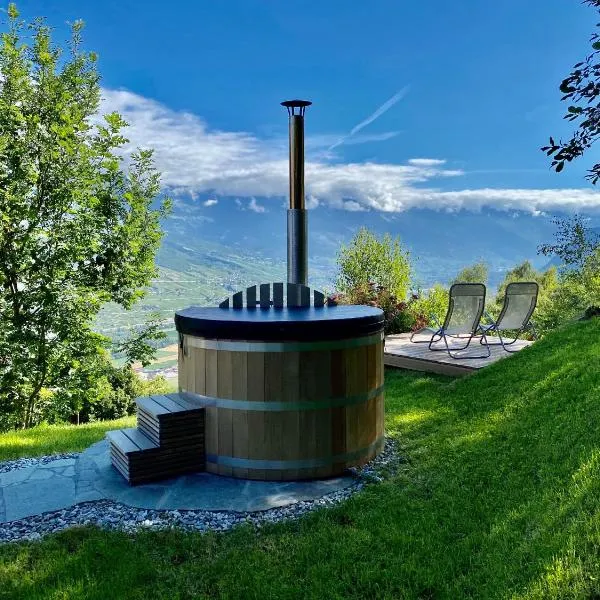 Eco Lodge with Jacuzzi and View in the Swiss Alps, hotell sihtkohas Grône