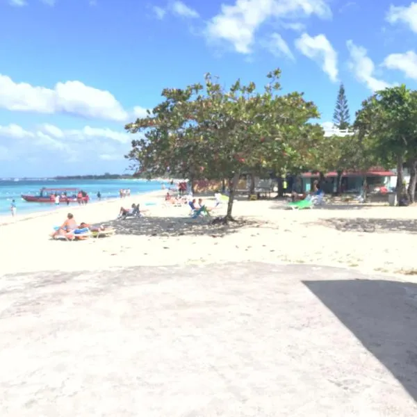 Negril Beach Club Condos, hotel v Negrilu