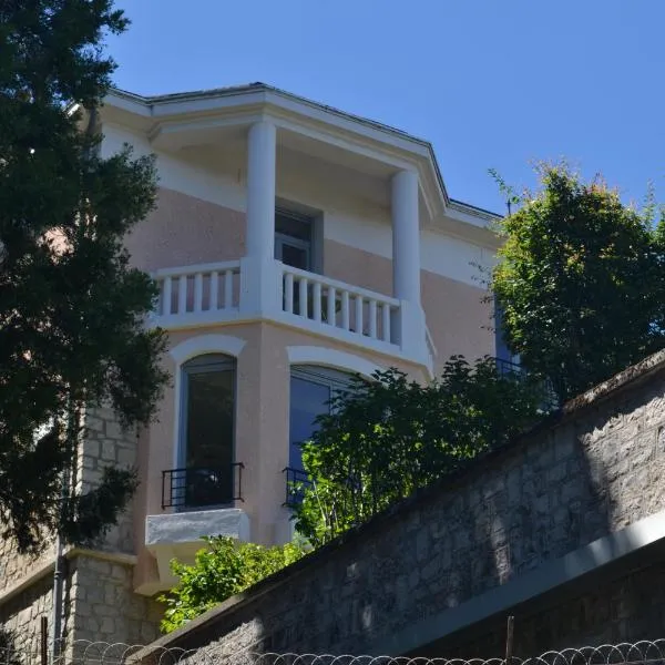 Le Bompard 50 m2 Villa Art Déco Plein centre avec jardin, hotel v destinácii Rodez