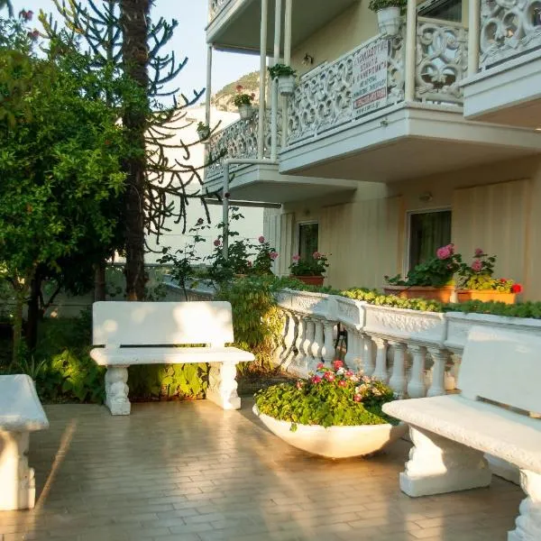 Ronzi Apartments, hotel in Kamena Vourla