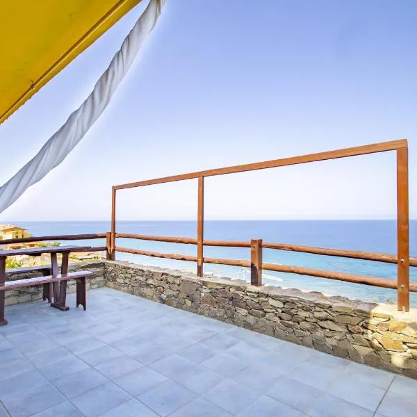 La dolce casa di Luisa - Costa Verde - SUPER VISTA MARE- 400 metri al mare- Pistis FREE WIFI IUNQ0644-Q0646-Q5993-Q0647, hotel di Torre Dei Corsari