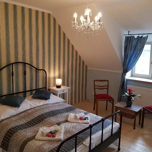 Vila Janáčkova - 1st republic villa, hotel v Trutnově